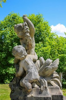 Putti, putti, group of putti in the castle garden, sculpture, stone sculpture, naked child figure,