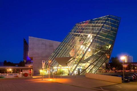 Ufa-Palast Architect: Coop Himmelb (l) au Construction period: 1996-98