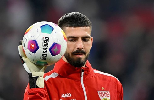 Goalkeeper Fabian Bredlow VfB Stuttgart (01) portrait, Adidas Derbystar match ball, Logo, Allianz