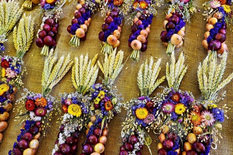 Market stall with onion plaits, traditional harvest jewellery, onion market, Bern, Canton of Bern,