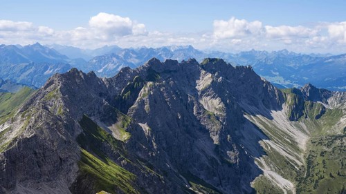 Panorama from the Großer Daumen (2280m) to the Daumengruppe with Wengenköpfe to the Nebelhorn
