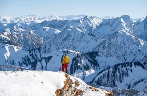 Ski tourers in front of snow-covered mountain peaks, mountain panorama, summit of Schafreuter,