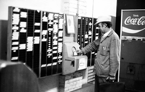 Workers and employees at the time clock of the Pohlschroeder company in Dortmund, Germany, on 01.08