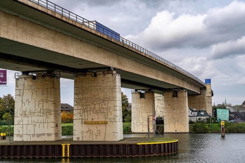 The Berlin Bridge, motorway A59, over the Duisburg port area, 1.8 km long, has a remaining useful