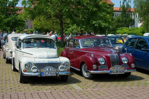 Two vintage cars, one red and one white, parked next to each other, vintage car, Volvo PV 544,
