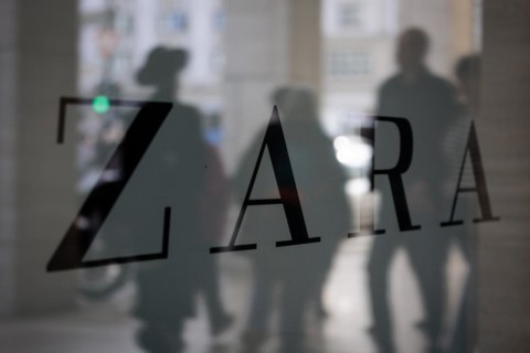 Company logo of the textile retail chain Zara, passers-by reflected in the shop window in Berlin,