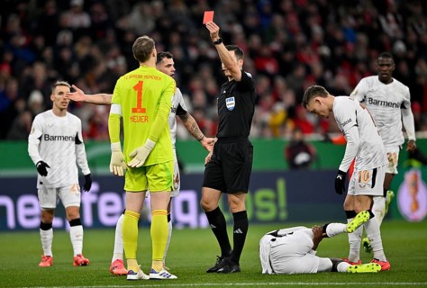 Referee Referee Harm Osmers shows goalkeeper Manuel Neuer FC Bayern Munich FCB (01) red card red