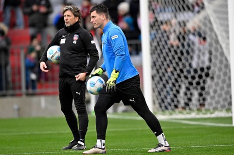 Warm-up training goalkeeper Kevin Müller 1. FC Heidenheim 1846 FCH (01) with goalkeeping coach