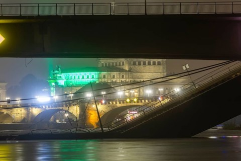 Due to an as yet unknown cause, a section of the Carola Bridge collapsed in the early hours of the