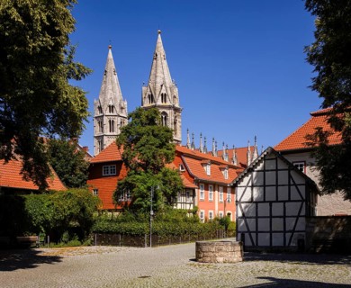 The Divi Blasii Church is a three-nave, cruciform hall church on the Untermarkt square in the town