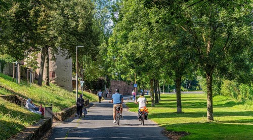 Cyclists and pedestrians on the banks of the Main, Seligenstadt, Hesse, Germany, Europe