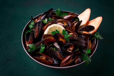 Fresh, Boiled mussels, Black Sea, with parsley and lemon, no people, top view
