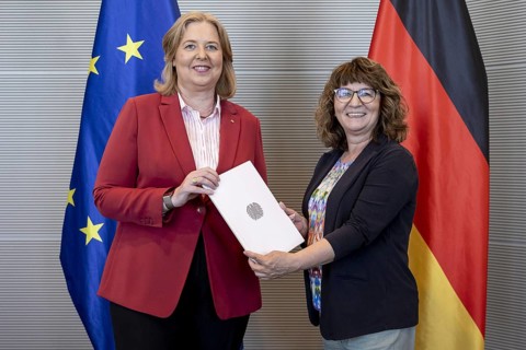 Handover of the Petitions Committee's annual report by Committee Chairwoman Martina Stamm-Fibich,