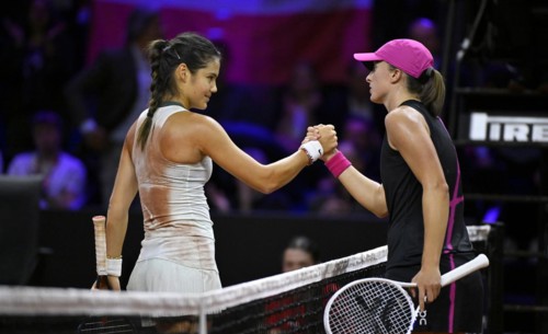 Emma Raducanu (GBR) congratulates Iga Swiatek (POL) Gesture, gesture, tennis, Porsche Cup 2024,