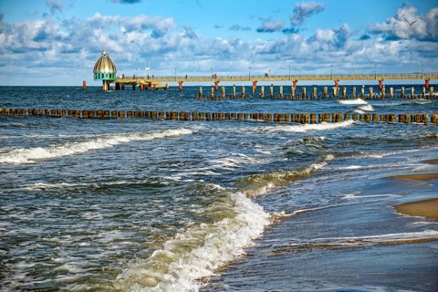 Diving gondola at the Zingst pier, cloudy mood and high waves, Zingst, Fischland-Darß-Zingst