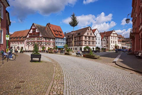 Market square with maypole, bus stop Gengenbach town hall and half-timbered houses in Gengenbach,