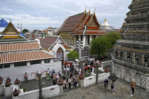 Wat Arun, Temple of Dawn, on the west bank of the Chao Phraya River, Bangkok, Thailand, Asia
