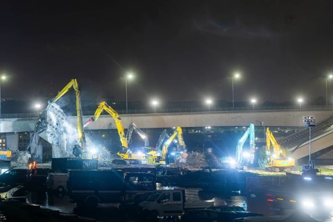 Due to an as yet unknown cause, a section of the Carola Bridge collapsed in the early hours of the