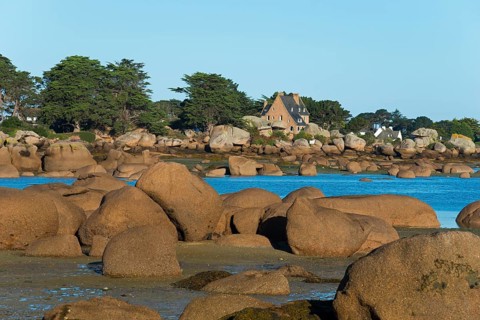Rocky coastal landscape with houses and trees by the sea, Baie de Sainte-Anne, Trégastel,