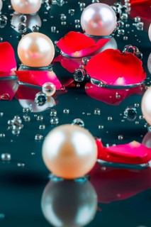 Pearl necklace in the water with splashes, drops and reflections, AI generated