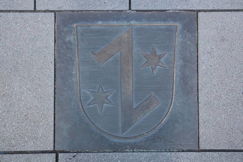 City coat of arms with sign Z and two stars on the ground, Bahnhofsplatz, Rüsselsheim, Hesse,