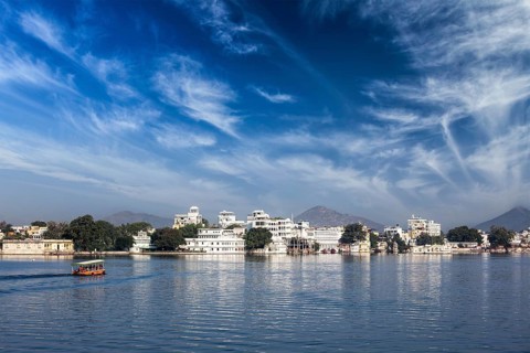 View of lake Pichola in Udaipur, Rajasthan, India, Asia