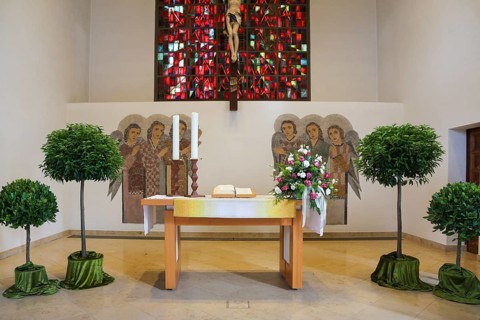 Choir room, right and left three pairs of angels in scraffiti technique by Gertrud Elisabeth