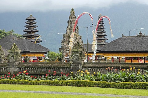 Pura Ulun Danu Beratan, Pura Bratan, Shaivite water temple on the shores of Lake Bratan near