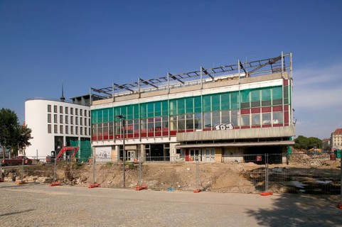 HOG Am Zwinger. Until 2007, the so-called Fresswürfel, the restaurant am Zwinger, stood. The