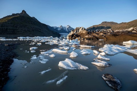 Reflection in the Svínafellslon glacier lagoon with ice floes, Svínasfellsjökull glacier tongue,