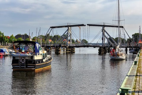 Boats with tourists waiting in front of closed drawbridge, double weighbeam bridge, Wiecker wooden