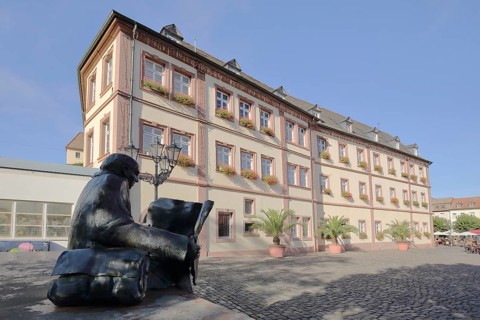 Baroque Town Hall and sculpture The Newspaper Reader by Franz Werner Müller Steinfurth 1952 on