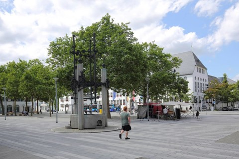 Market place with commercial fountain, fountain, Rüsselsheim, Hesse, Germany, Europe