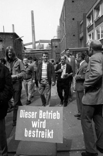 Strike by the Chemical, Paper and Ceramics Workers' Union begins in Cologne on 8.6.1971 with large