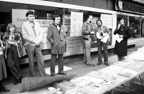 The trade union Handel, Banken, Versicherungen (HBV) in a warning strike in the conflict of tariffs