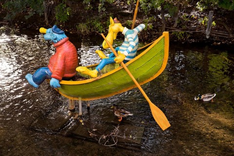 Figure of Käpt'n Blaubär and Hein Blöd on the river Gera, Erfurt, home of the children's channel