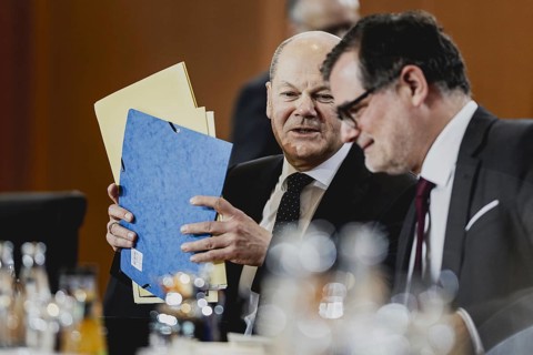 (L-R) Olaf Scholz (SPD), Bundeskanzler, und Wolfgang Schmidt (SPD), Chef des Bundeskanzleramtes,