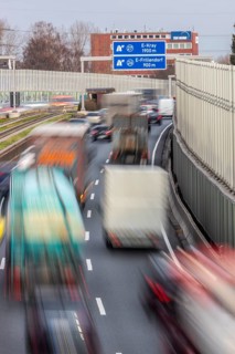 Motorway A40, Ruhrschnellweg, city centre of Essen, exit Essen-Frillendorf, Spurbus route, this