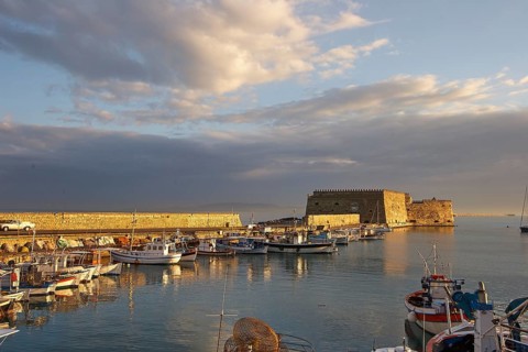 Morning light, Venetian sea fortress, Koules, Morosini, harbour wall, fishing boats, blue sky,