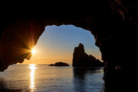 Grotta del Camello, morning light, boat tour, sunrise, sun as star, backlight, Marettimo, Egadi