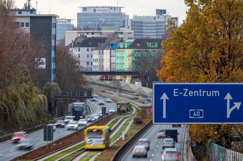 Motorway A40, Ruhrschnellweg, city centre of Essen, exit Essen-Huttrop, Spurbus route, this area