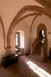 The castle rises on a steep rock above the Zschopau. Within the large group of hilltop castles, it