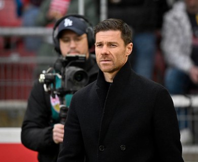 Coach Xabi Alonso Bayer 04 Leverkusen, portrait, in the focus of the press, TV camera, MHPArena,