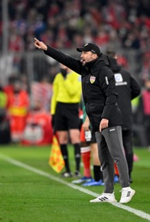 Coach Sebastian Hoeneß VfB Stuttgart gestures, gesture, on the sidelines, Allianz Arena, Munich,