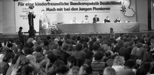 The 3rd federal congress of the DKP-owned children's organisation Junge Pioniere deliberated on 09