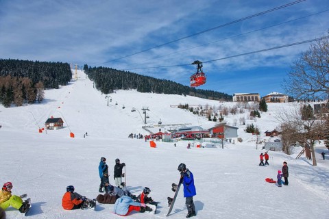 Winter sports enthusiasts in Oberwiesenthal. The health resort of Oberwiesenthal is the highest