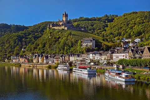 Town view of Cochem on the Moselle with Reichsburg Castle, Rhineland-Palatinate, Germany, Europe