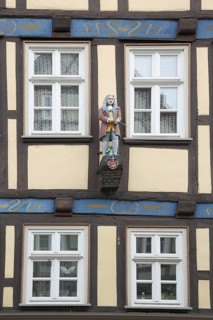 Half-timbered house with figure at the death house of Doktor Eisenbart and four windows, Hann.