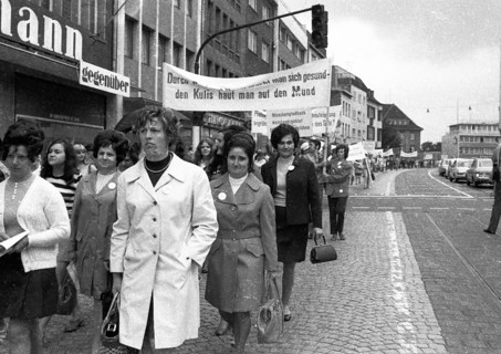 With sometimes original slogans, members and supporters of IG Textil und Bekleidung demonstrated