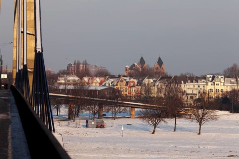 Snow-covered bank of the Rhine, Rheinkniebrücke, Oberkassel, Düsseldorf, North Rhine-Westphalia,